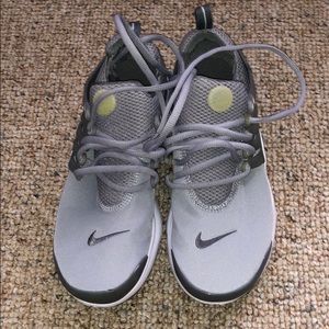 New Nike Presto gym shoe Gray and white